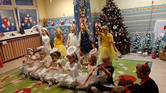 PRZEDSTAWIENIE  ŚWIĄTECZNE  U  MISIAKÓW 