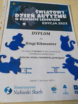 AUTYZM : WIEM,  ROZUMIEM,  POMAGAM