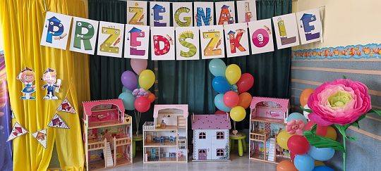 STARSZAKI  ŻEGNAJĄ  PRZEDSZKOLE