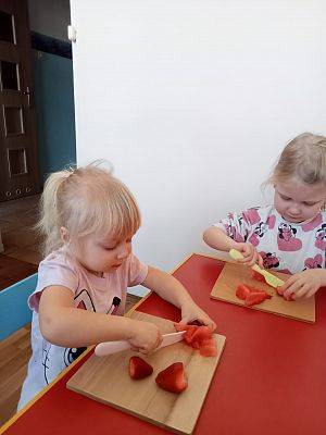 ŻABKI  ROBIĄ  ZDROWĄ  SAŁATKĘ  OWOCOWĄ