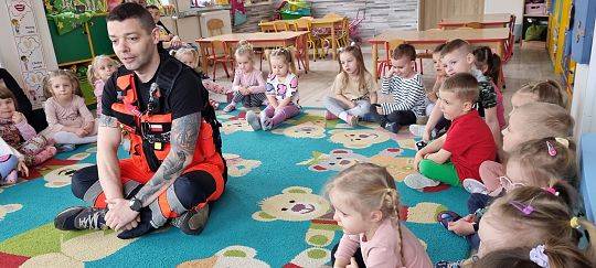 RATOWNIK  MEDYCZNY  Z  WIZYTĄ  U  MALUSZKÓW  I  ŚREDNIAKÓW