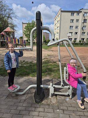 KOTKI ZWIEDZAJA TEREN SZKOŁY NR8 W LĘBORKU