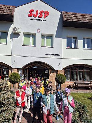 GRUPY STARSZAKÓW Z WIZYTĄ W SPOŁECZNEJ SZKOLE  PODSTAWOWEJ JĘZYKOWEJ
