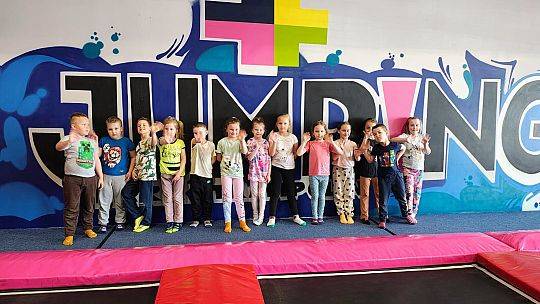 BIEDRONKI W PARKU TRAMPOLIN
