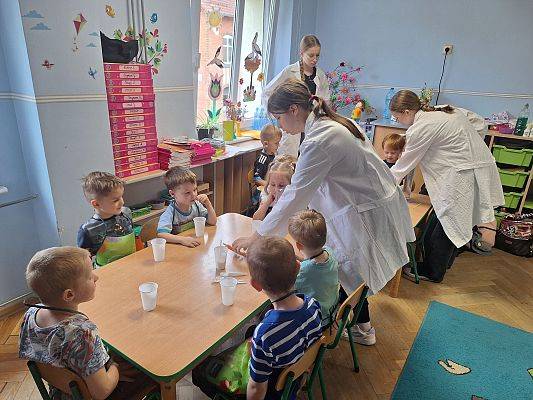 SŁONECZKA I MOTYLKI EKSPERYMENTUJĄ