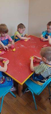 ŻABKI BAWIĄ SIĘ DOMOWĄ CIASTOLINĄ