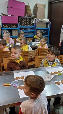 KRASNOLUDKI NA WARSZTATACH OZDABIANIA PIERNIKÓW