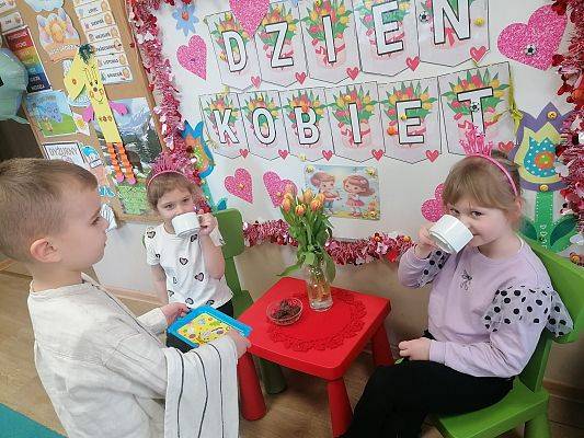 DZIEWCZYNKA  DUŻA  I  MAŁA  6  MARCA ŚWIĘTOWAŁA