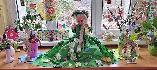 PRZEDSZKOLAKI  WITAJĄ  WIOSNĘ