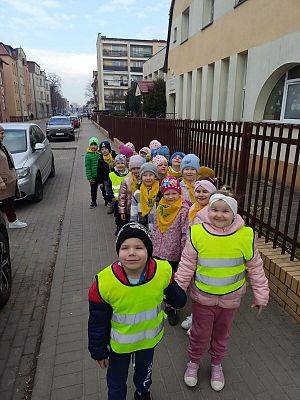 KRASNOLUDKI I SŁONECZKA NA WYCIECZCE DO OGRODNICTWA