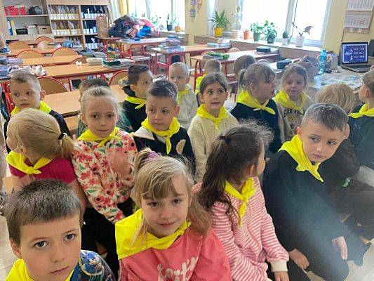 STARSZAKI NA LEKCJI W SZKOLE PODSTAWOWEJ NR 8 W LĘBORKU
