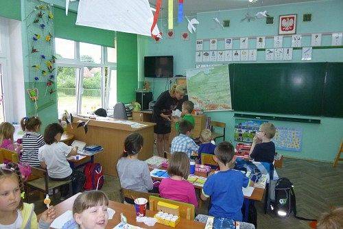 STARSZAKI  NA  LEKCJI  W  SZKOLE