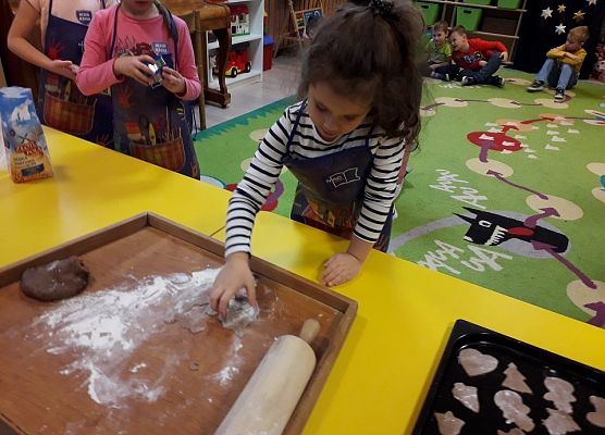 SŁONECZKĄ  PIEKĄ  ŚWIĄTECZNE  PIERNIKI grafika