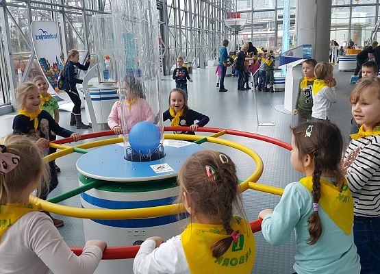 ŚREDNIAKI  I  STARSZAKI  W  CENTRUM  NAUKI  EKSPERYMENT  W  GDYNI grafika