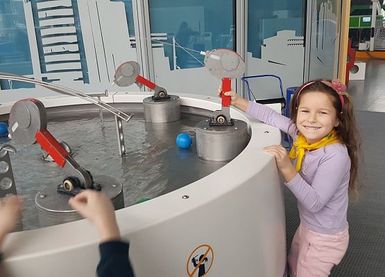 ŚREDNIAKI  I  STARSZAKI  W  CENTRUM  NAUKI  EKSPERYMENT  W  GDYNI grafika