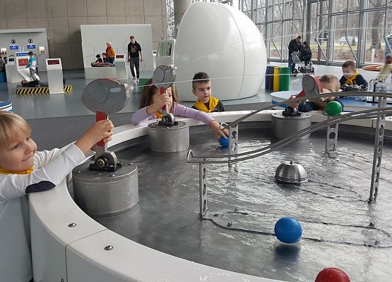 ŚREDNIAKI  I  STARSZAKI  W  CENTRUM  NAUKI  EKSPERYMENT  W  GDYNI grafika