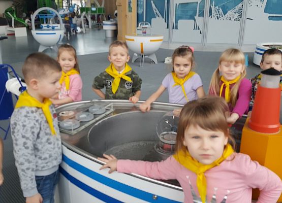 ŚREDNIAKI  I  STARSZAKI  W  CENTRUM  NAUKI  EKSPERYMENT  W  GDYNI grafika