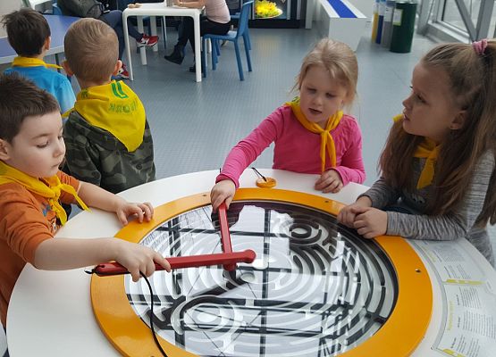 ŚREDNIAKI  I  STARSZAKI  W  CENTRUM  NAUKI  EKSPERYMENT  W  GDYNI grafika