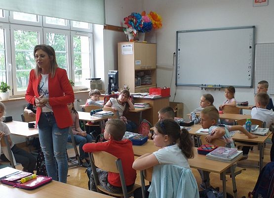 KRASNOLUDKI  I  SŁONECZKA  W  SZKOLE grafika