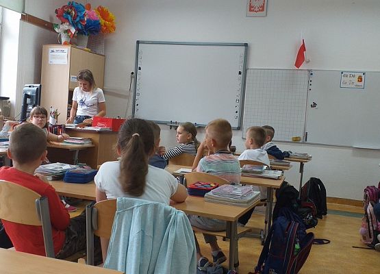 KRASNOLUDKI  I  SŁONECZKA  W  SZKOLE grafika