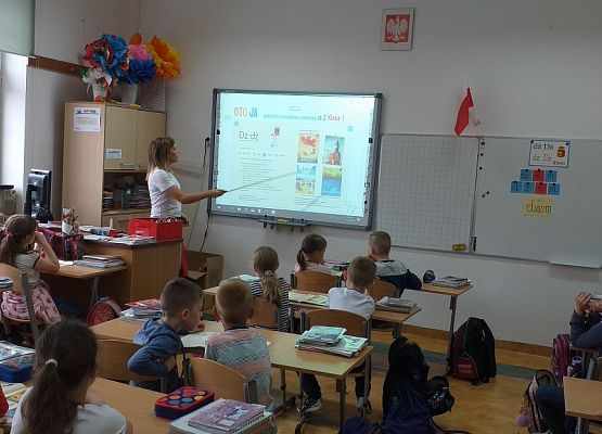 KRASNOLUDKI  I  SŁONECZKA  W  SZKOLE grafika