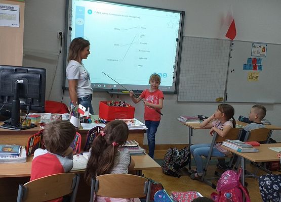 KRASNOLUDKI  I  SŁONECZKA  W  SZKOLE grafika