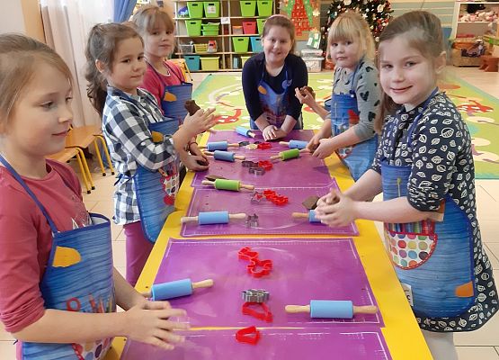 MISIAKI  PIEKĄ ŚWIĄTECZNE  PIERNICZKI grafika