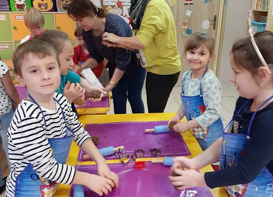 MISIAKI  PIEKĄ ŚWIĄTECZNE  PIERNICZKI grafika