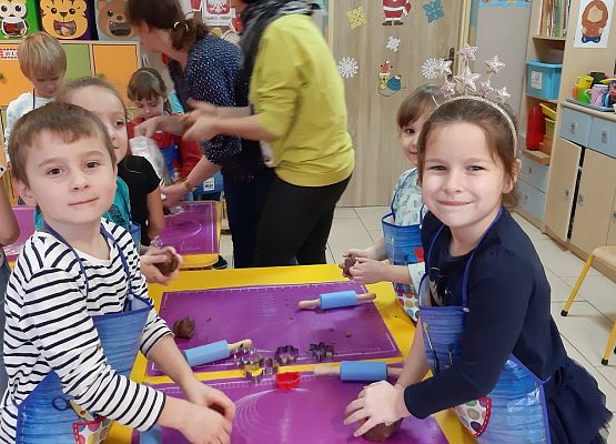 MISIAKI  PIEKĄ ŚWIĄTECZNE  PIERNICZKI grafika