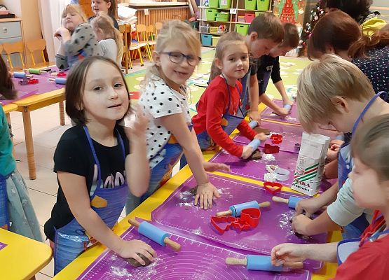 MISIAKI  PIEKĄ ŚWIĄTECZNE  PIERNICZKI grafika