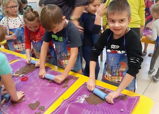 MISIAKI  PIEKĄ ŚWIĄTECZNE  PIERNICZKI grafika