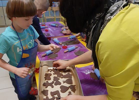 MISIAKI  PIEKĄ ŚWIĄTECZNE  PIERNICZKI grafika