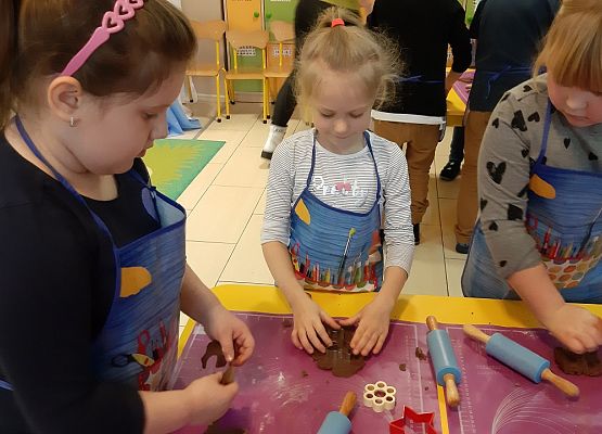 MISIAKI  PIEKĄ ŚWIĄTECZNE  PIERNICZKI grafika