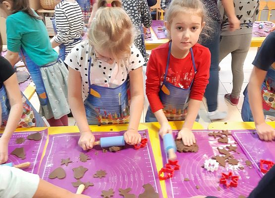 MISIAKI  PIEKĄ ŚWIĄTECZNE  PIERNICZKI grafika