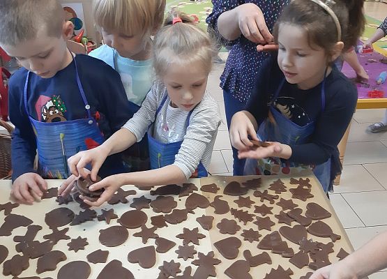 MISIAKI  PIEKĄ ŚWIĄTECZNE  PIERNICZKI grafika