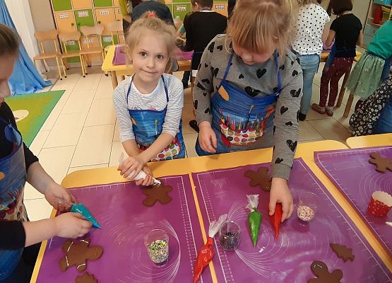 MISIAKI  PIEKĄ ŚWIĄTECZNE  PIERNICZKI grafika