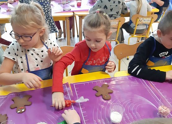 MISIAKI  PIEKĄ ŚWIĄTECZNE  PIERNICZKI grafika