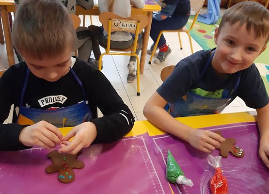 MISIAKI  PIEKĄ ŚWIĄTECZNE  PIERNICZKI grafika