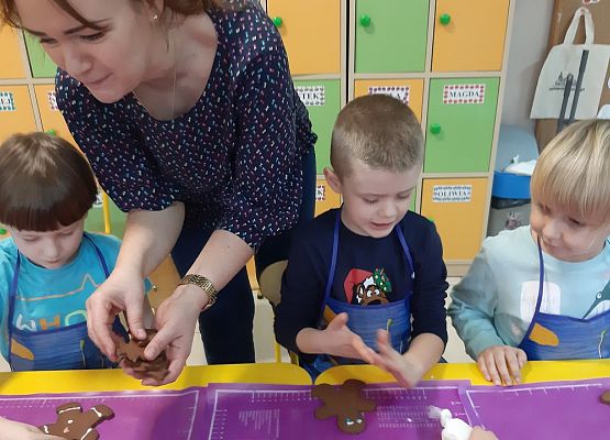 MISIAKI  PIEKĄ ŚWIĄTECZNE  PIERNICZKI grafika