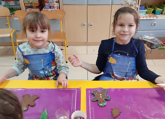 MISIAKI  PIEKĄ ŚWIĄTECZNE  PIERNICZKI grafika