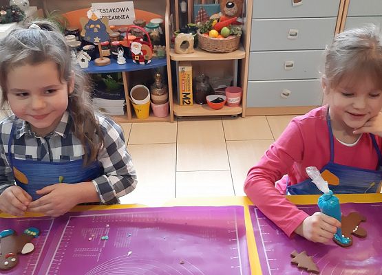 MISIAKI  PIEKĄ ŚWIĄTECZNE  PIERNICZKI grafika