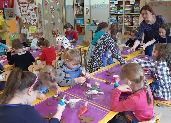 MISIAKI  PIEKĄ ŚWIĄTECZNE  PIERNICZKI grafika