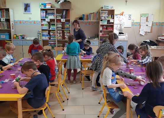 MISIAKI  PIEKĄ ŚWIĄTECZNE  PIERNICZKI grafika