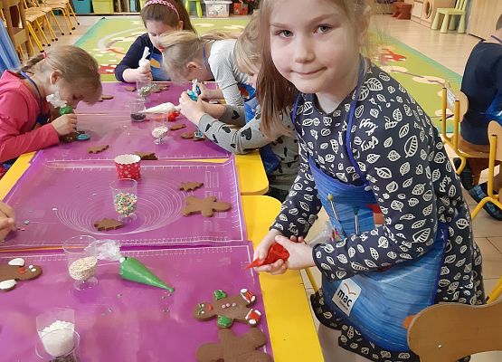 MISIAKI  PIEKĄ ŚWIĄTECZNE  PIERNICZKI grafika