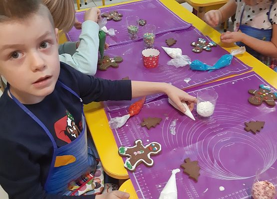 MISIAKI  PIEKĄ ŚWIĄTECZNE  PIERNICZKI grafika