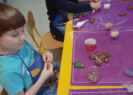 MISIAKI  PIEKĄ ŚWIĄTECZNE  PIERNICZKI grafika