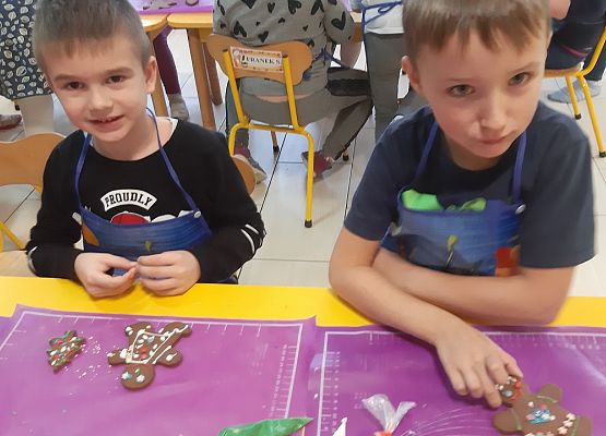 MISIAKI  PIEKĄ ŚWIĄTECZNE  PIERNICZKI grafika