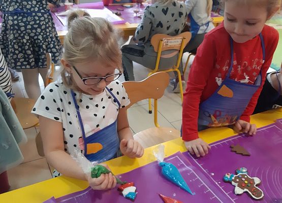 MISIAKI  PIEKĄ ŚWIĄTECZNE  PIERNICZKI grafika