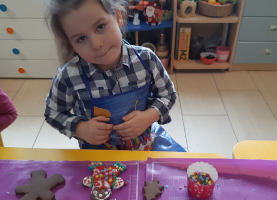 MISIAKI  PIEKĄ ŚWIĄTECZNE  PIERNICZKI grafika