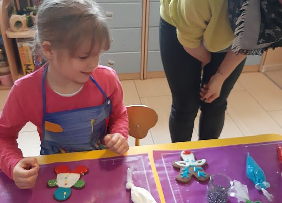 MISIAKI  PIEKĄ ŚWIĄTECZNE  PIERNICZKI grafika